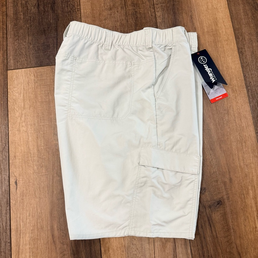 New With Tags Men’s Wrangler ATG Cargo Shorts